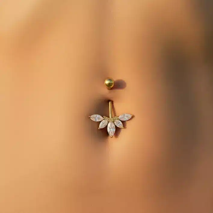 Piercing αφαλού ατσαλινο – Χρυσό λουλουδένιο σχέδιο με ζιργκόν SA1052 Piercing αφαλού ατσαλινο – Χρυσό λουλουδένιο σχέδιο με ζιργκόν SA1052